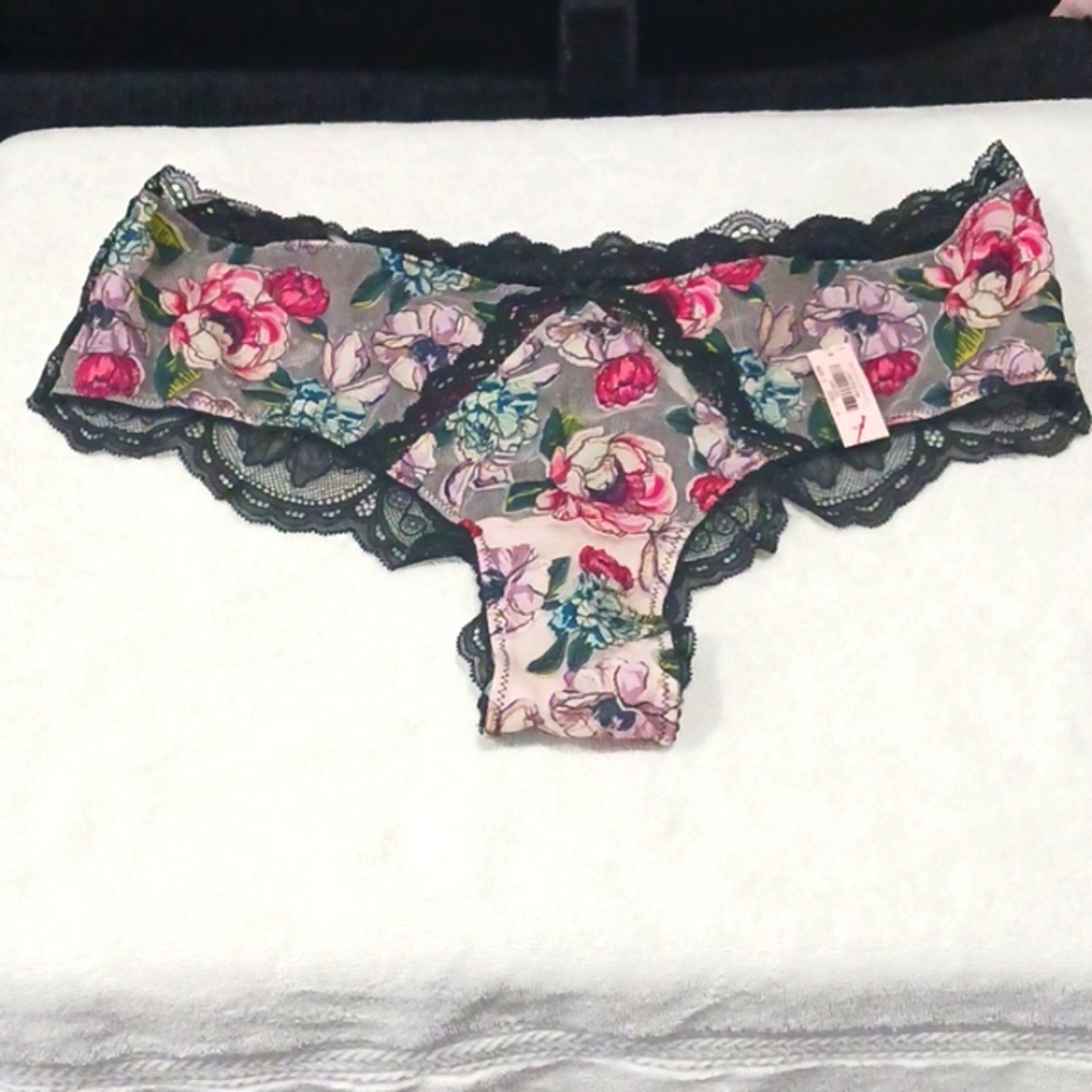 Nwt Victoria's Secret Cheeky Lace Panty. Size large
